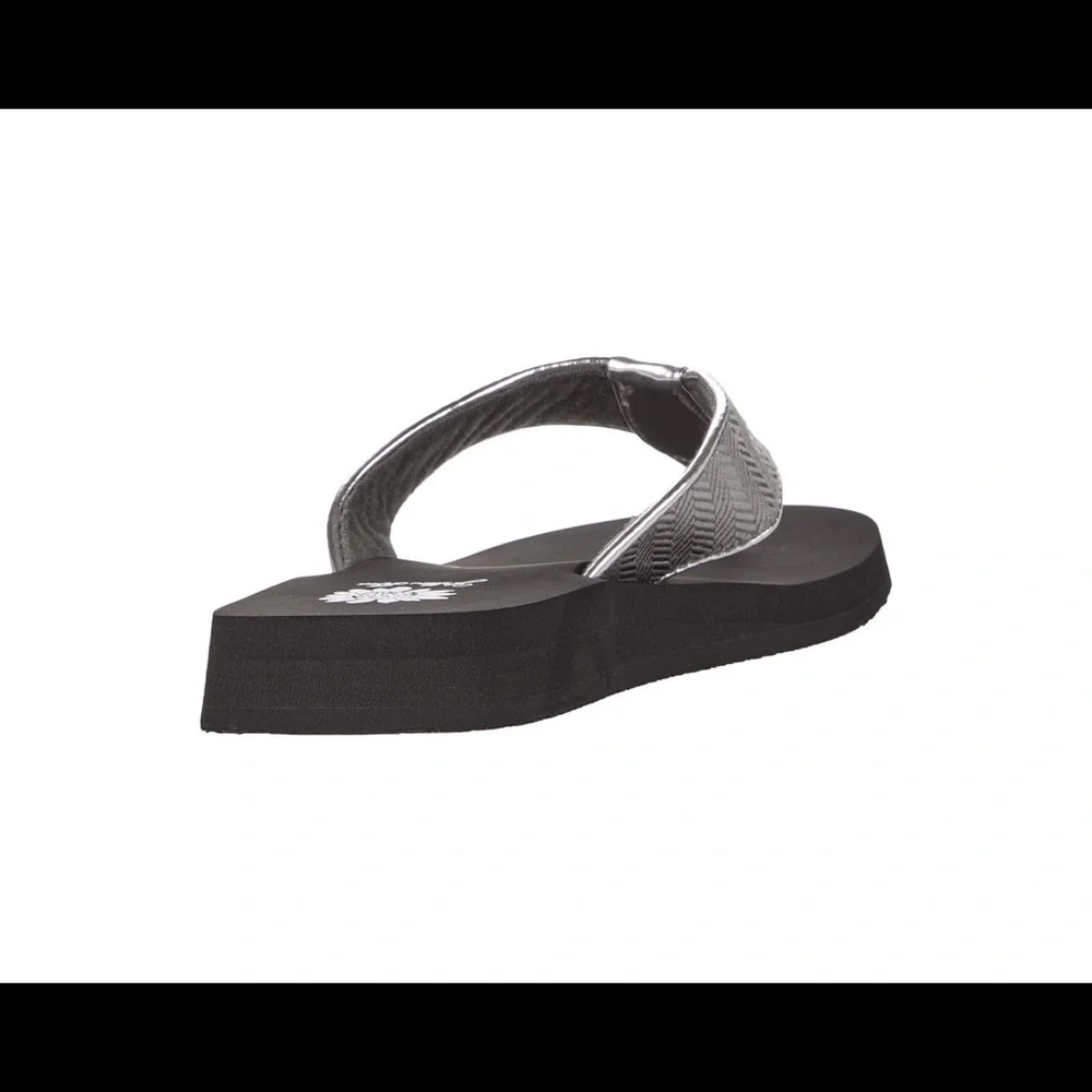 Yellow box flip flops Fahima color pewter medium width New in box - Picture 6 of 6